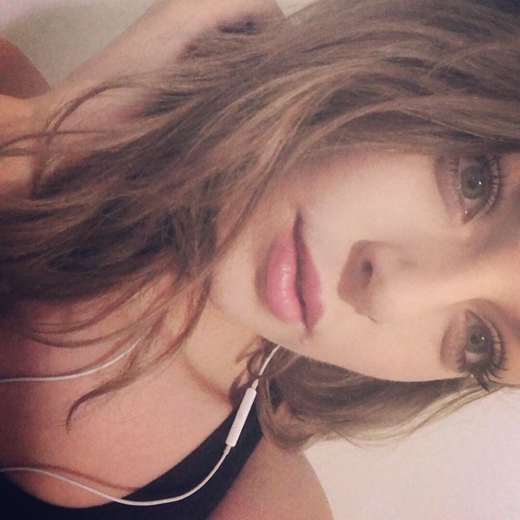 Profile Picture of Leanne Hilberts (@lhilberts) on Poshmark