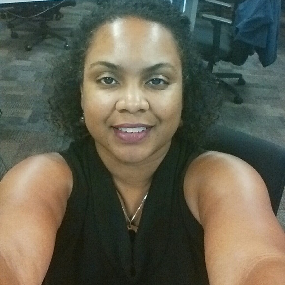 Profile Picture of Angela Cole (@chelangela) on Poshmark