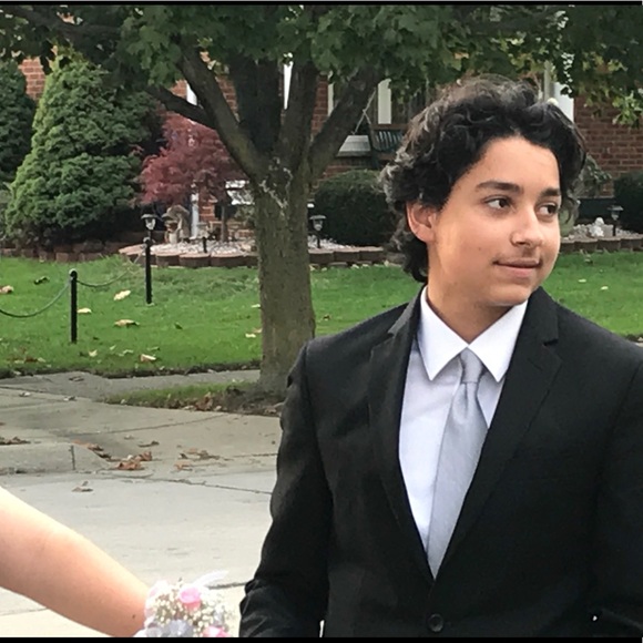 Profile Picture of Ronin Castoreno (@ronincast) on Poshmark