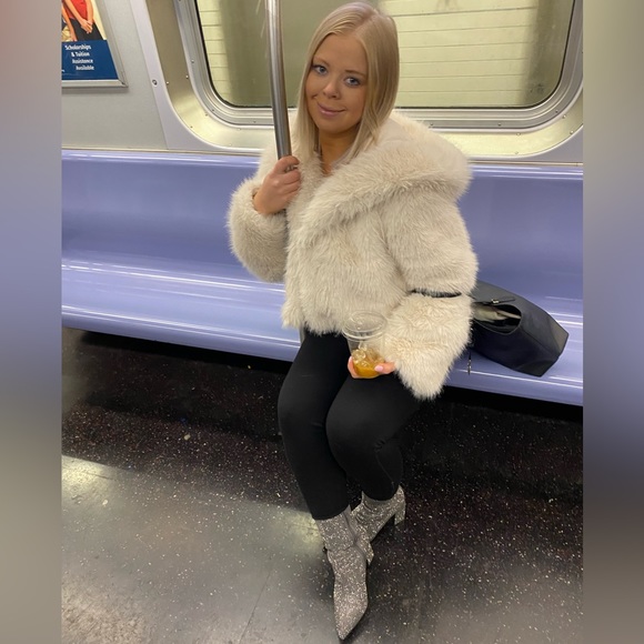 Profile Picture of Sarah Mcclenny (@scmcclenny) on Poshmark