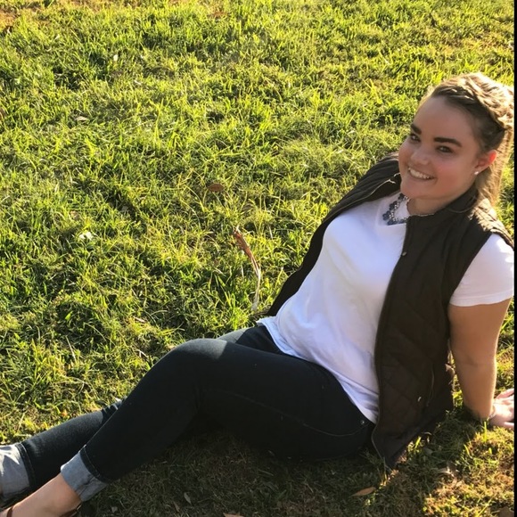 Emily Warrington - Poshmark Profile Picture of Emily Warrington (@ehwarrington) on Poshmark