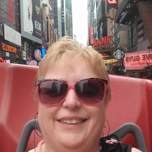 Profile Picture of Lisa Rawley (@lrawley) on Poshmark