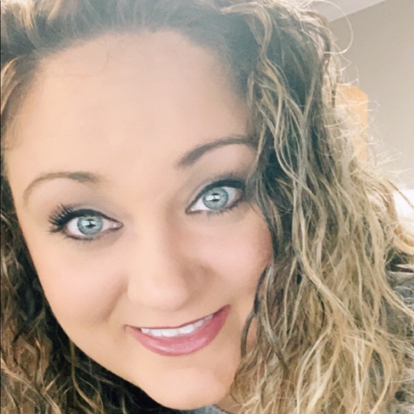 Profile Picture of Amy Taber (@ajtaber8604) on Poshmark