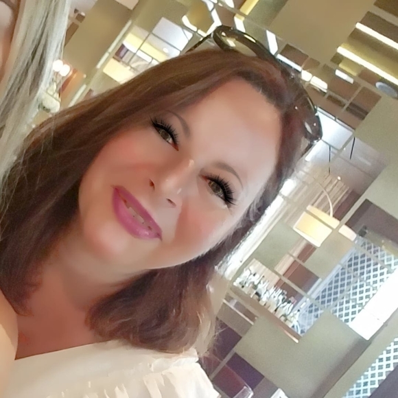 Profile Picture of Venetta Macaluso (@camlucia) on Poshmark