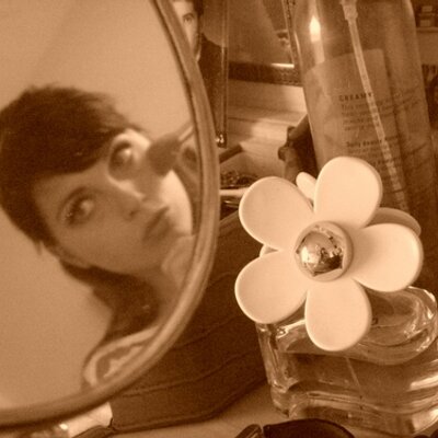 Profile Picture of Roxanne A. (@daisy_darling) on Twitter