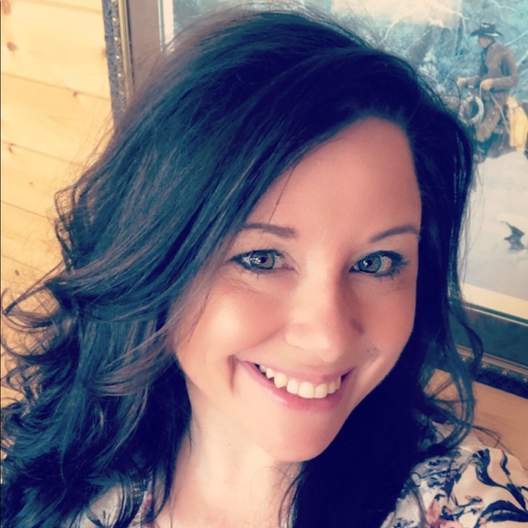 Profile Picture of Amber Closson (@bambicakes8) on Poshmark