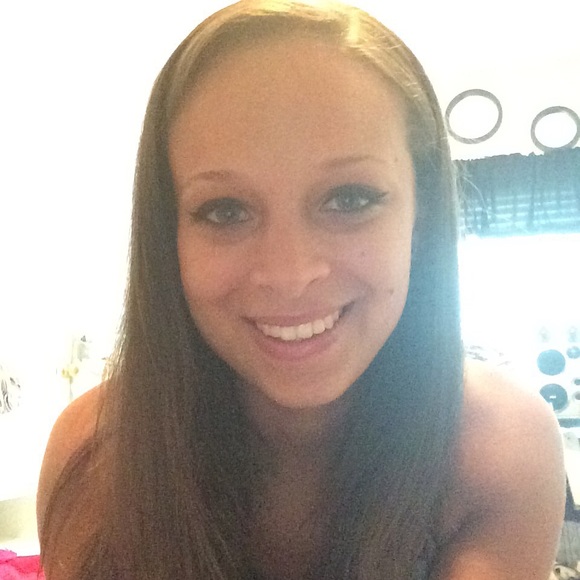 Profile Picture of Alexis Layne (@lexluvr91) on Poshmark