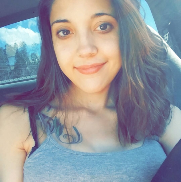 Profile Picture of Crystal Resendiz (@cr23456cr) on Poshmark