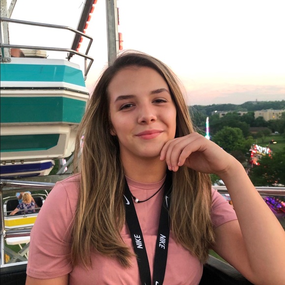 Profile Picture of Samantha Rockney (@samrockney) on Poshmark