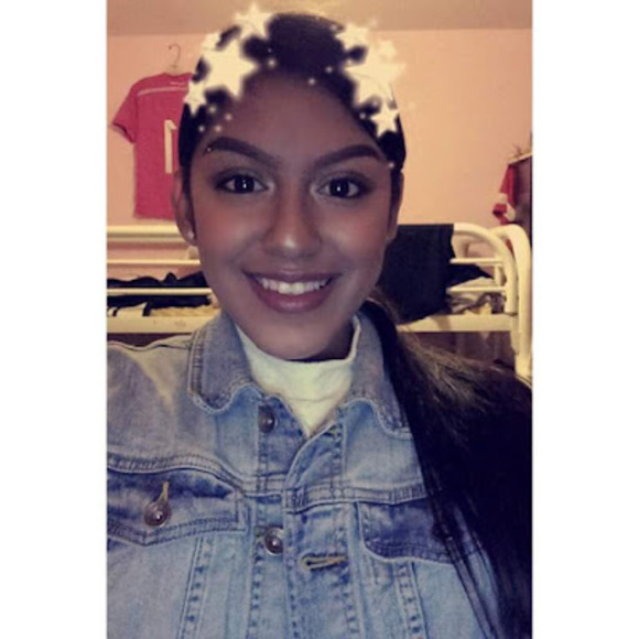 Profile Picture of Sarah Andrade (@andradesarah11) on Poshmark