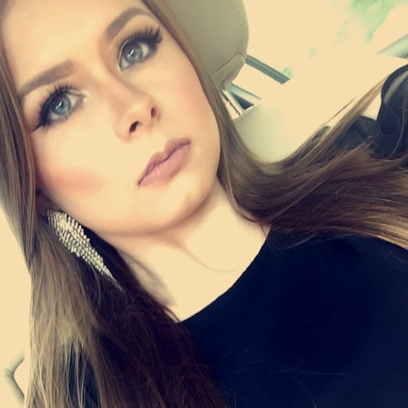 Profile Picture of Haley Wall (@_beautywonder) on Poshmark