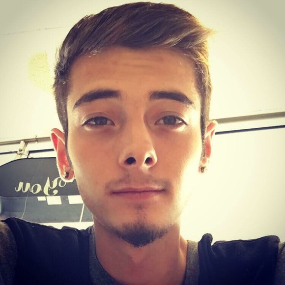 Profile Picture of Tyler Schneider (@tyyalann) on Poshmark