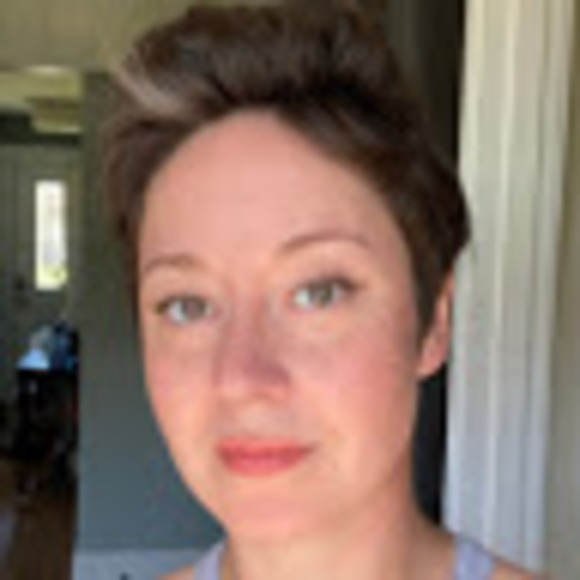 Profile Picture of Danielle Brochu (@d_brochu) on Poshmark