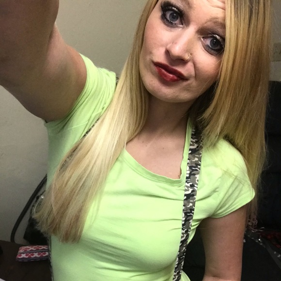 Profile Picture of Chelsea Escoe (@chelseaescoe437) on Poshmark