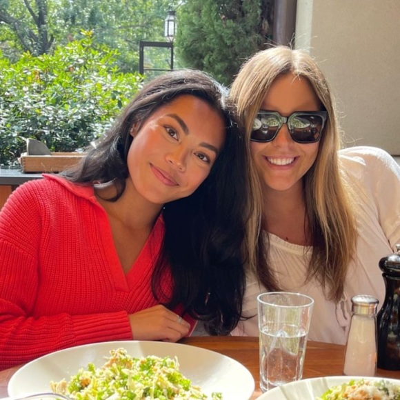 Julienne A - Poshmark Profile Picture of Julienne A (@julee1999) on Poshmark