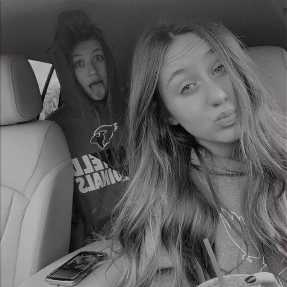 Profile Picture of Emily Andrews (@emily3308_) on Poshmark