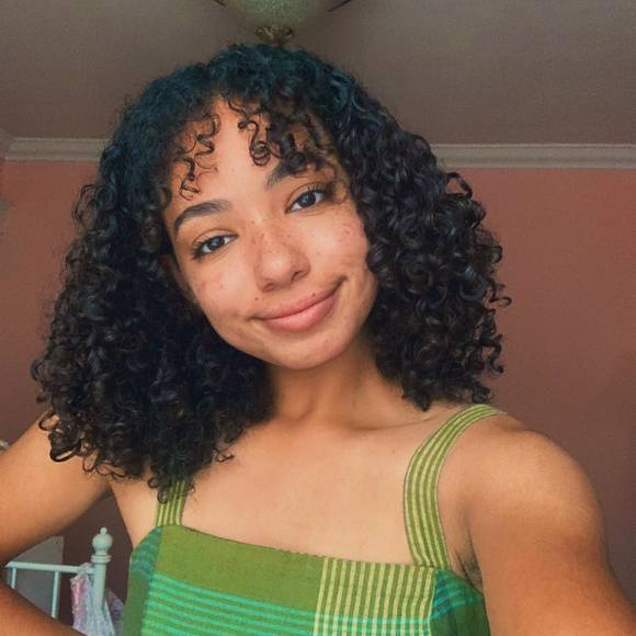 Profile Picture of Zoë Zvosechz (@snowiezoe) on Poshmark