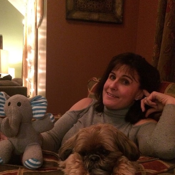 Profile Picture of Amy Ovitt (@aodr93) on Poshmark