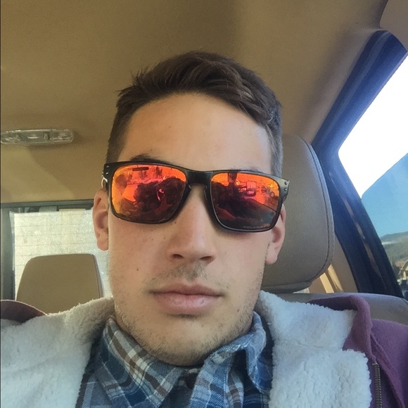 Profile Picture of Kevin Roque (@kevin1194) on Poshmark