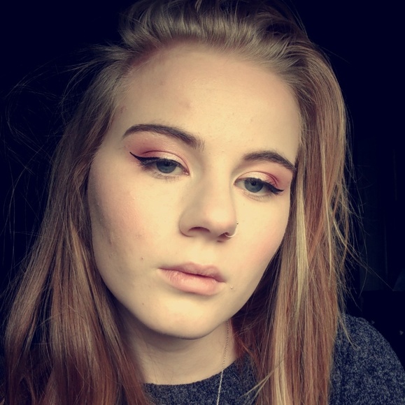 Profile Picture of Megan Winberg (@undeadbed) on Poshmark