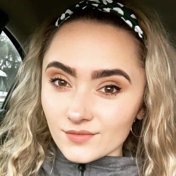 Profile Picture of Giavana Debello (@giavanarose8253) on Poshmark