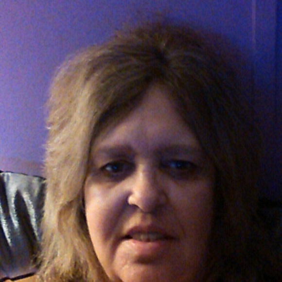 Profile Picture of Sharon James (@sunrise58) on Poshmark