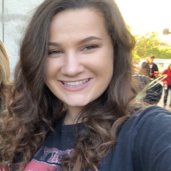 Profile Picture of Mariah Schwab (@mschwab222) on Poshmark