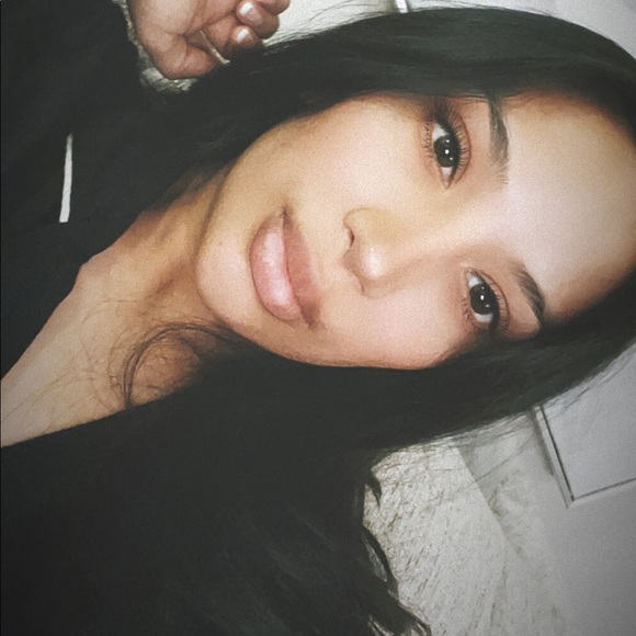 Profile Picture of Genesis Moreno (@vrendamoreno) on Poshmark