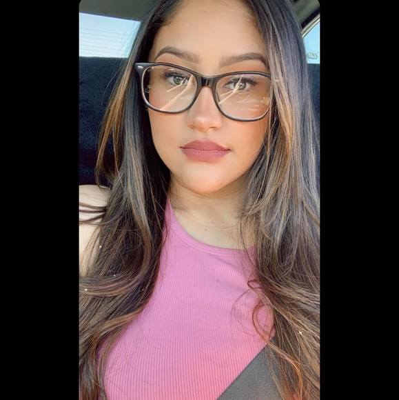 Profile Picture of Clarissa Solis (@clarissas16) on Poshmark