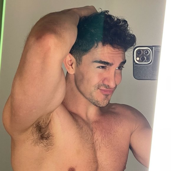 Profile Picture of David Robert (@daviedaman) on Poshmark