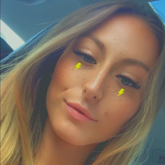 Profile Picture of Aria Bloedorn (@ariabloedorn) on Poshmark