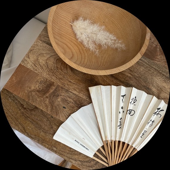 Profile Picture of Curvy Minimalist (@curvy_m) on Poshmark