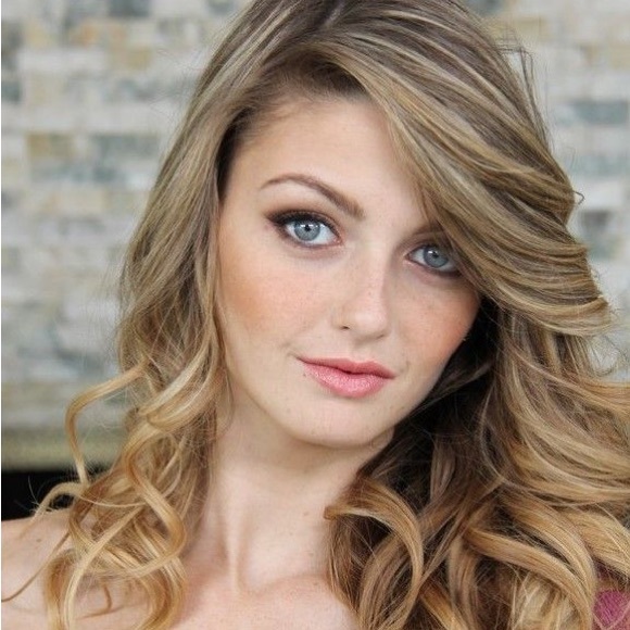 Profile Picture of Staci Schutze (@shopstaci13) on Poshmark