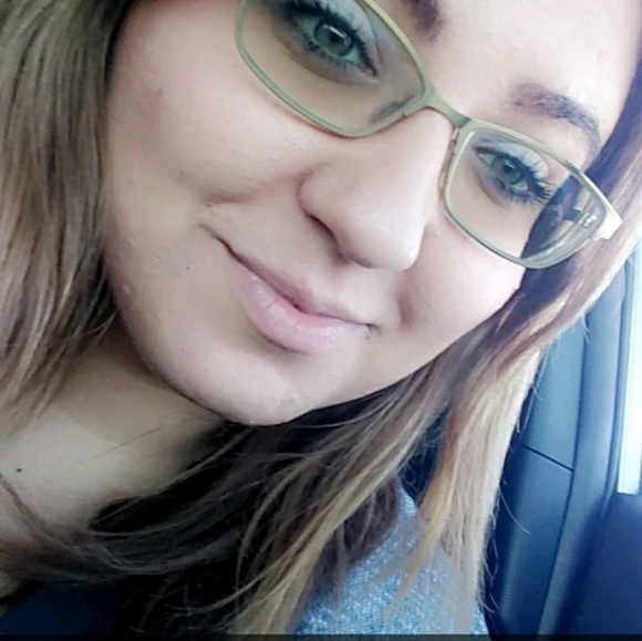 Profile Picture of Steph Ayache (@sayache02) on Poshmark