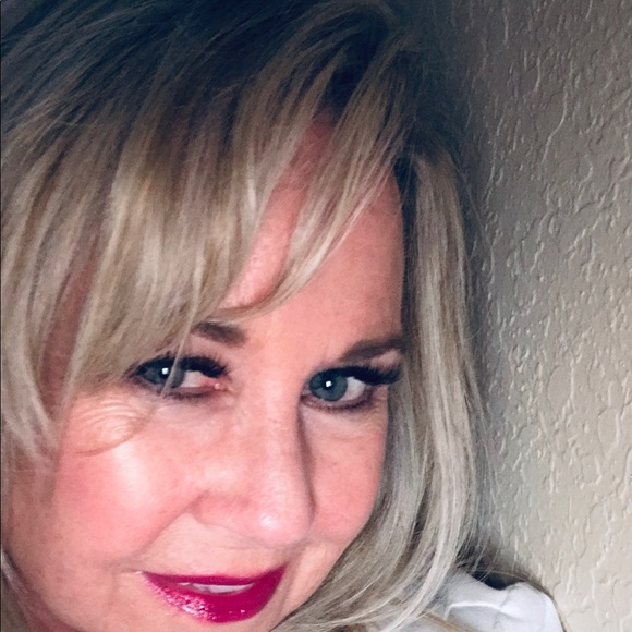 Profile Picture of Carleen Fuiks (@cmfcmf21) on Poshmark