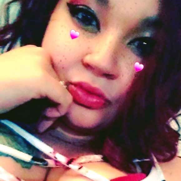 Profile Picture of Danielle Sturgeon (@daniylamom0105) on Poshmark