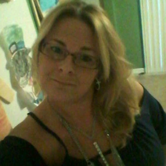 Profile Picture of Victoria Gina (@queenvickvee) on Poshmark