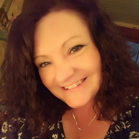 Profile Picture of Robin Ickes (@rickes969) on Poshmark