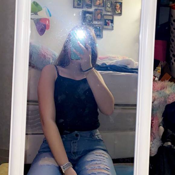 Profile Picture of Breanna Yardley (@breannayardley) on Poshmark