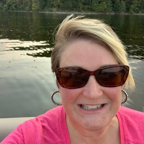 Profile Picture of Daniele Poarch (@booknerd15) on Poshmark