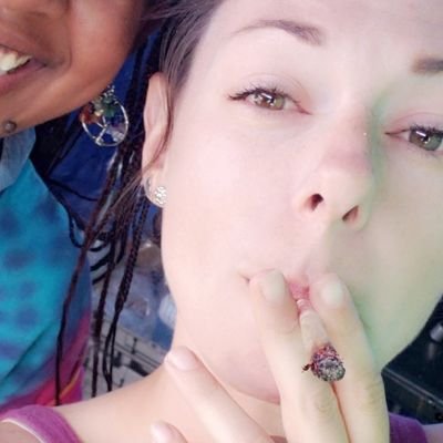 Profile Picture of Susie HomeSmoker (@LetMeWaveTho) on Twitter