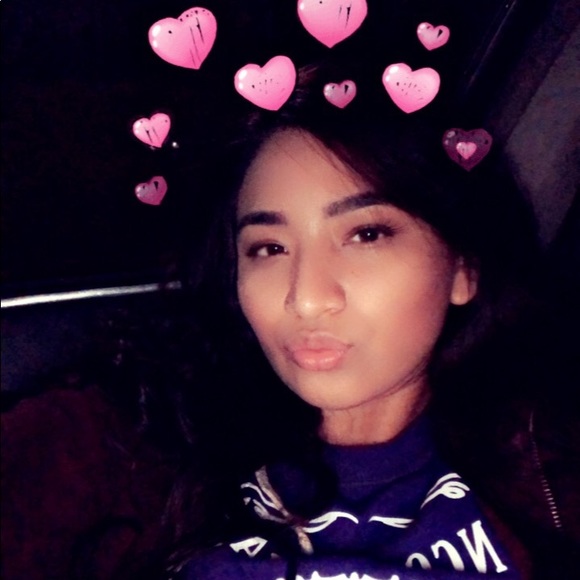 Profile Picture of Nayely Deluna (@nayelyyy_23) on Poshmark