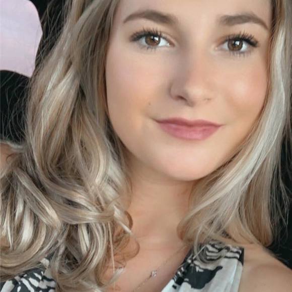 Profile Picture of Rachel Borrhello (@rachelsmail14) on Poshmark