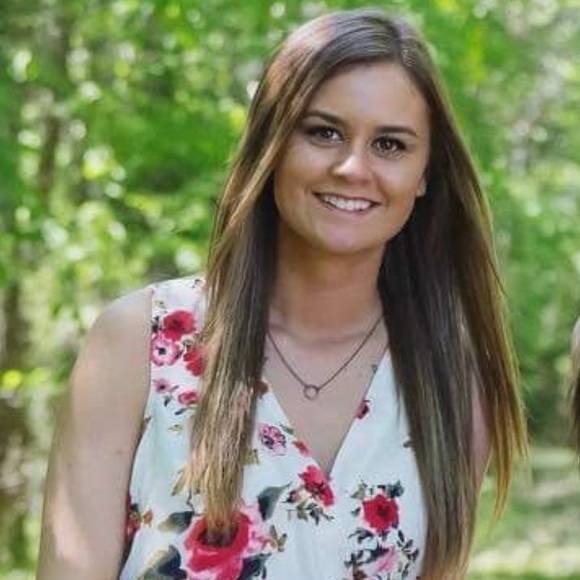 Profile Picture of Alea Davis (@aleadavis625) on Poshmark