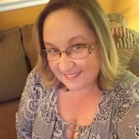 Profile Picture of Cindy Crosslin (@crosslincindy) on Poshmark