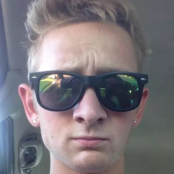 Profile Picture of James Wells (@snowcheck) on Poshmark