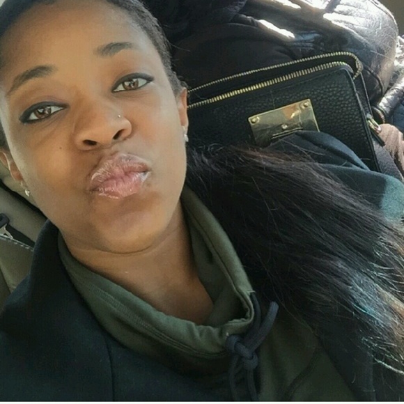 Profile Picture of Adreana Hawthorne (@adreanajanease) on Poshmark