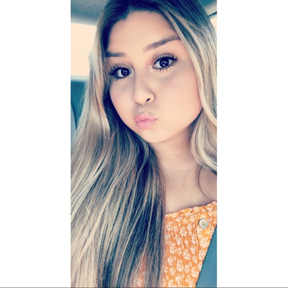 Profile Photo of Sarah Zaragoza (@zaragozasarah11) on Poshmark