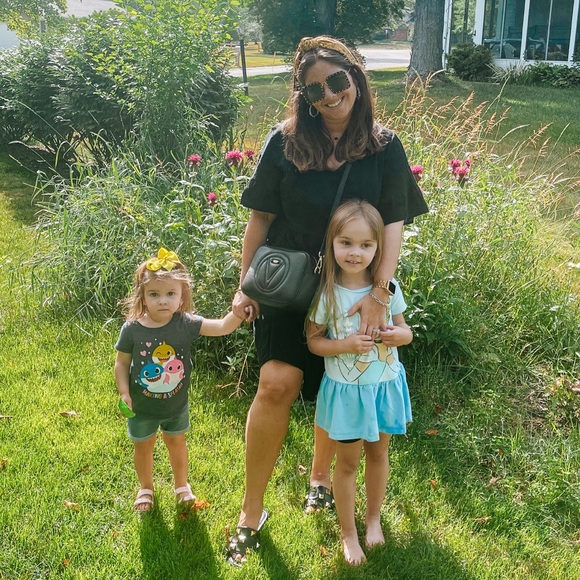 Profile Picture of Alisha Bennett (@leeshy143) on Poshmark