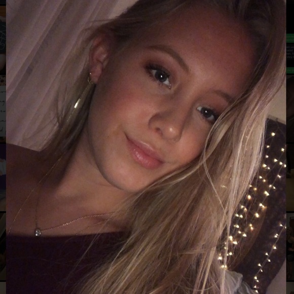 Profile Picture of Natalie Nemchick (@natalie_n98) on Poshmark